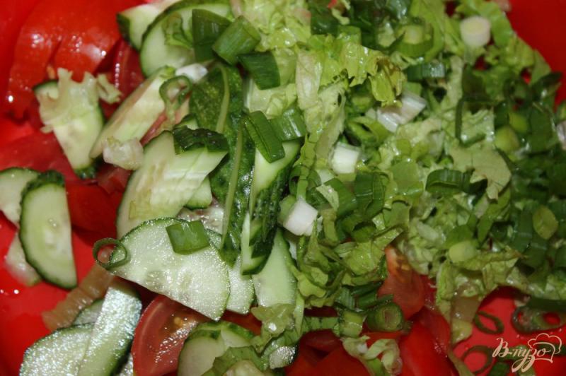 Фото приготовление рецепта: Овощной салат с печеным перцем и сыром шаг №5