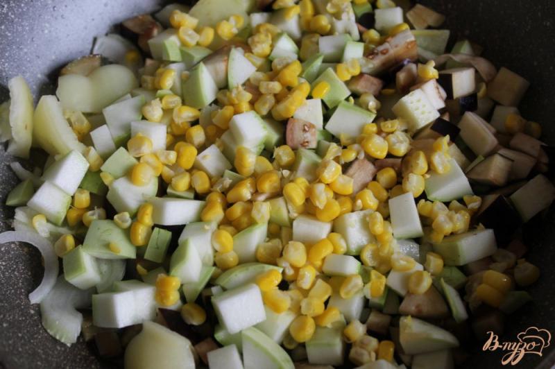 Фото приготовление рецепта: Овощное соте с кукурузой и баклажаном шаг №3