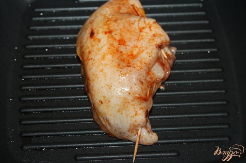 Фото приготовление рецепта: Куриная грудка фаршированная твердым сыром и помидорами шаг №5
