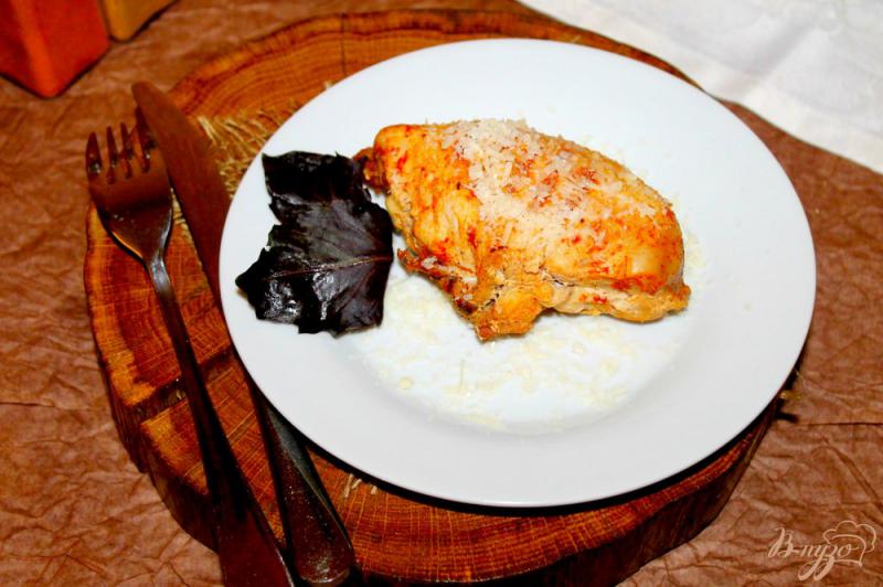 Фото приготовление рецепта: Куриная грудка фаршированная твердым сыром и помидорами шаг №7