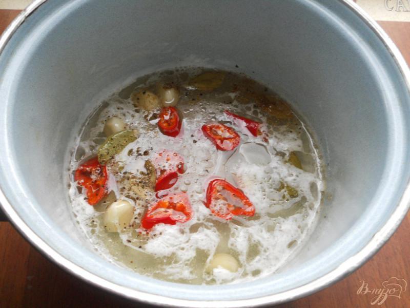 Фото приготовление рецепта: Сладкий перец в остром медовом маринаде на зиму шаг №3