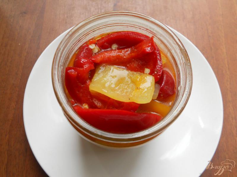 Фото приготовление рецепта: Сладкий перец в остром медовом маринаде на зиму шаг №6