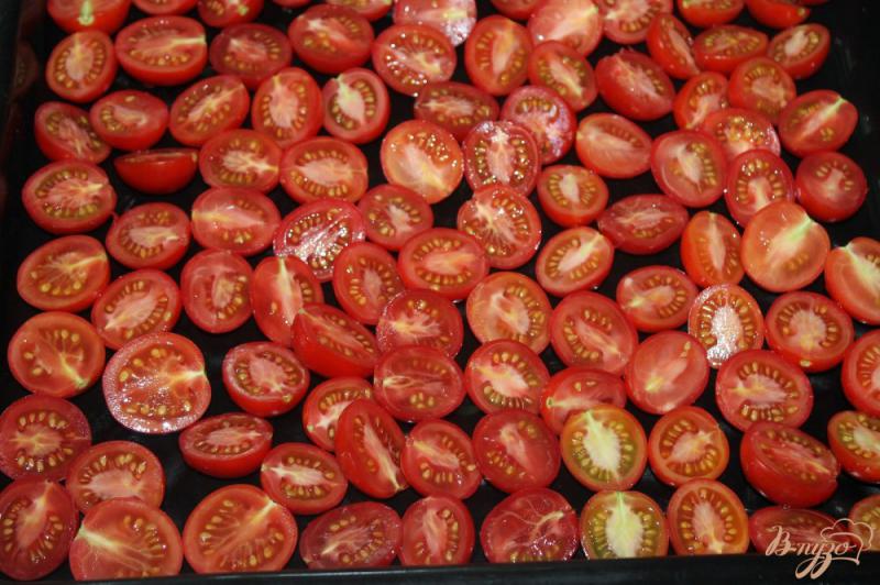 Фото приготовление рецепта: Домашние вяленые помидоры с чесноком и специями шаг №2
