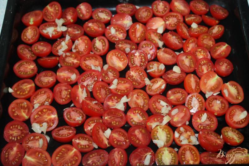 Фото приготовление рецепта: Домашние вяленые помидоры с чесноком и специями шаг №3