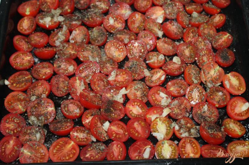 Фото приготовление рецепта: Домашние вяленые помидоры с чесноком и специями шаг №5