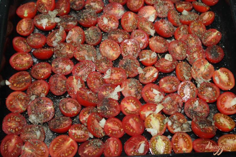 Фото приготовление рецепта: Домашние вяленые помидоры с чесноком и специями шаг №4