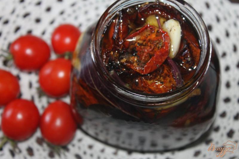Фото приготовление рецепта: Домашние вяленые помидоры с чесноком и специями шаг №9