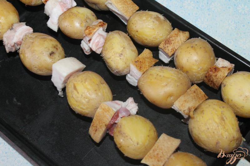 Фото приготовление рецепта: Картофель с салом на углях шаг №4