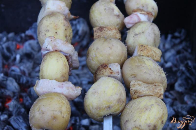 Фото приготовление рецепта: Картофель с салом на углях шаг №5