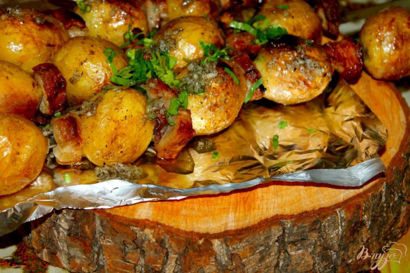 Фото приготовление рецепта: Картофель с салом на углях шаг №7