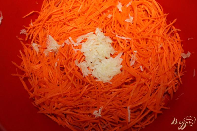 Фото приготовление рецепта: Морковь по - корейски с тертым имбирем шаг №3