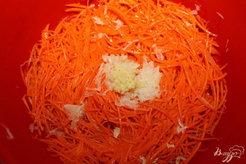 Фото приготовление рецепта: Морковь по - корейски с тертым имбирем шаг №5