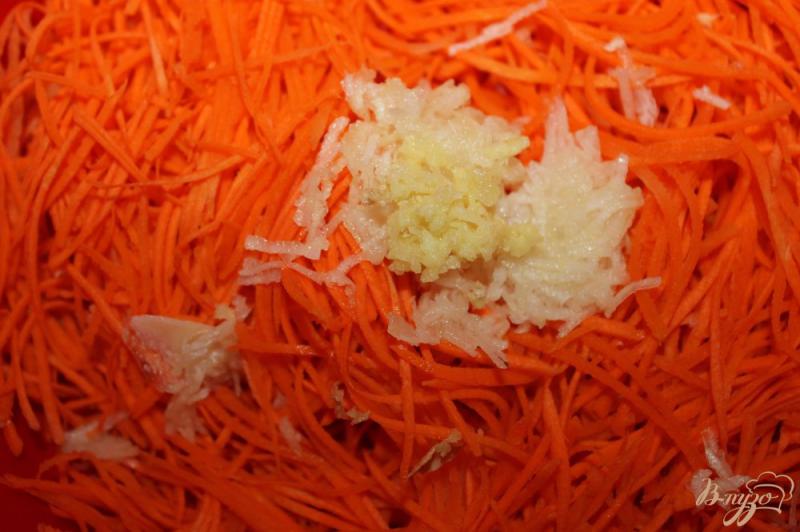 Фото приготовление рецепта: Морковь по - корейски с тертым имбирем шаг №4