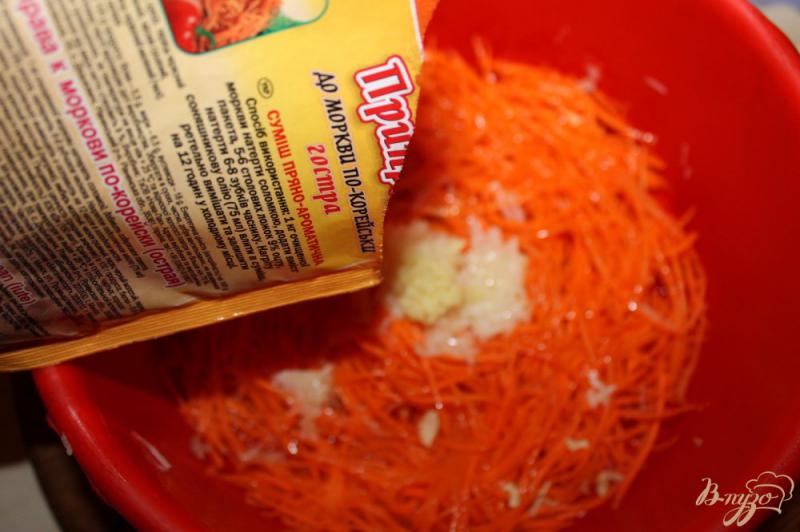 Фото приготовление рецепта: Морковь по - корейски с тертым имбирем шаг №6