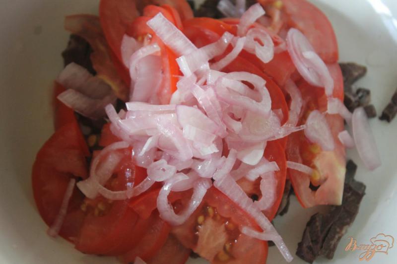 Фото приготовление рецепта: Деревенский салат с отварным свиным легким, грибами и яйцом шаг №4