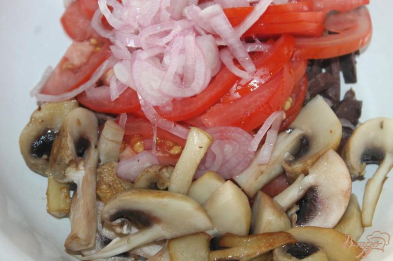 Фото приготовление рецепта: Деревенский салат с отварным свиным легким, грибами и яйцом шаг №5