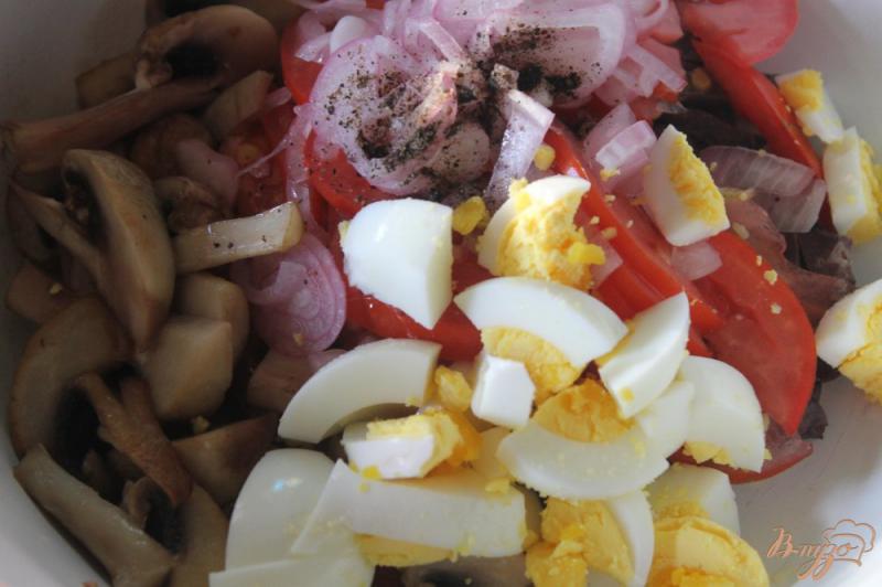 Фото приготовление рецепта: Деревенский салат с отварным свиным легким, грибами и яйцом шаг №6