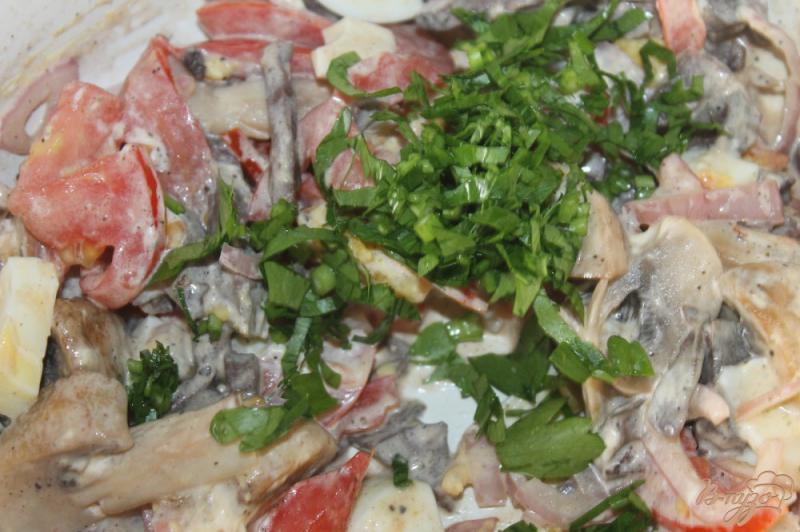 Фото приготовление рецепта: Деревенский салат с отварным свиным легким, грибами и яйцом шаг №8