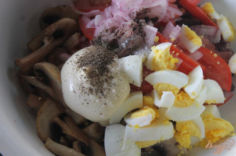 Фото приготовление рецепта: Деревенский салат с отварным свиным легким, грибами и яйцом шаг №7
