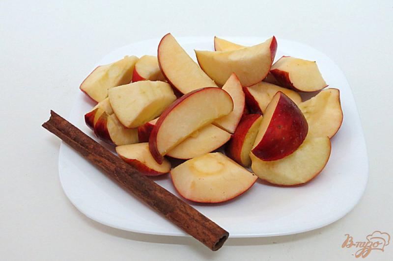 Фото приготовление рецепта: Компот из слив, яблок и корицы шаг №4