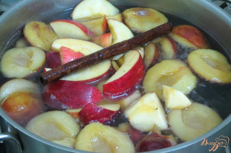 Фото приготовление рецепта: Компот из слив, яблок и корицы шаг №7