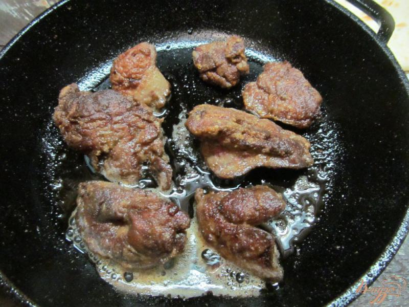 Фото приготовление рецепта: Куриная печень под сырным острым соусом шаг №7