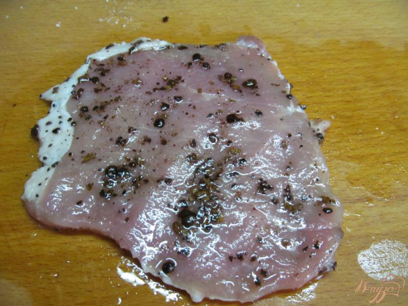 Фото приготовление рецепта: Свиной эскалоп под сырным соусом шаг №1