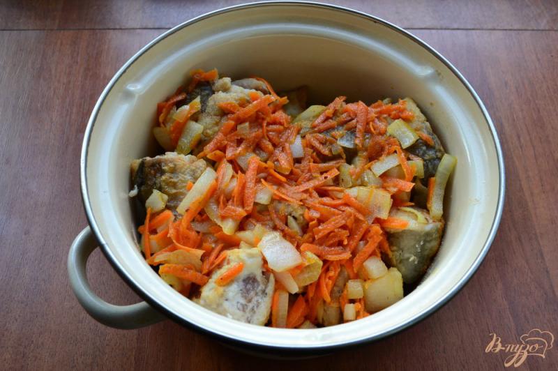Фото приготовление рецепта: Хек тушеный с луком и морковью шаг №2