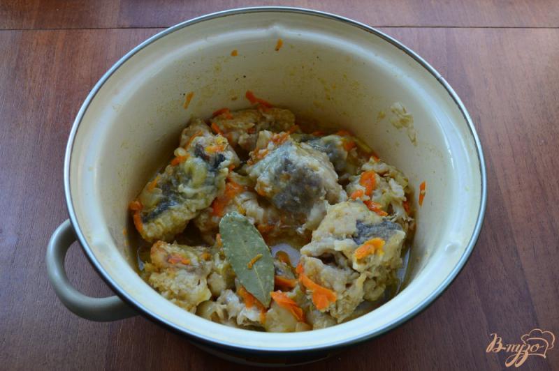 Фото приготовление рецепта: Хек тушеный с луком и морковью шаг №3