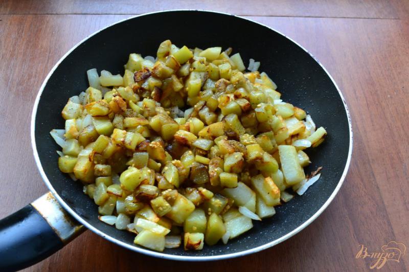Фото приготовление рецепта: Картофель жареный с баклажанами шаг №4