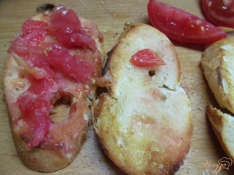 Фото приготовление рецепта: Брускетта с чесноком помидором и каперсами шаг №3
