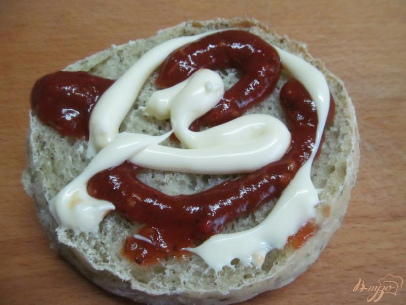 Фото приготовление рецепта: Сэндвич с фрикадельками под сыром с томатной сальсой шаг №3