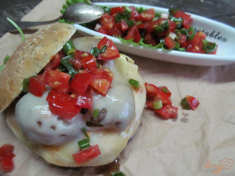 Фото приготовление рецепта: Сэндвич с фрикадельками под сыром с томатной сальсой шаг №8