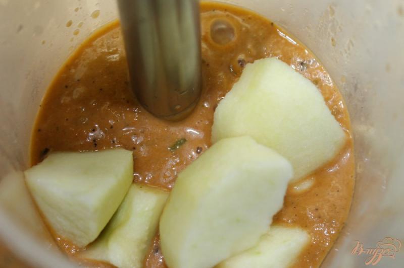 Фото приготовление рецепта: Пряный томатный соус с яблоком шаг №7