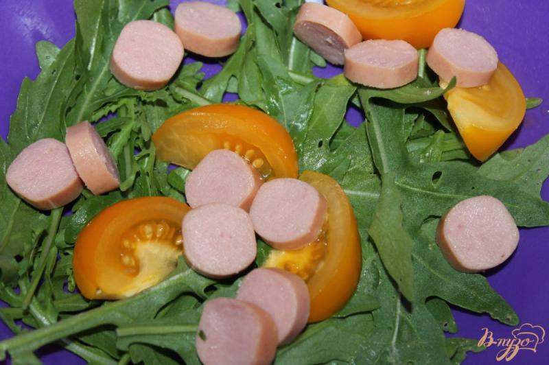 Фото приготовление рецепта: Салат с сосисками, помидорами и рукколой шаг №3