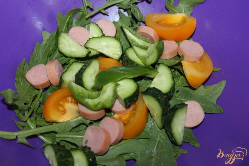 Фото приготовление рецепта: Салат с сосисками, помидорами и рукколой шаг №4