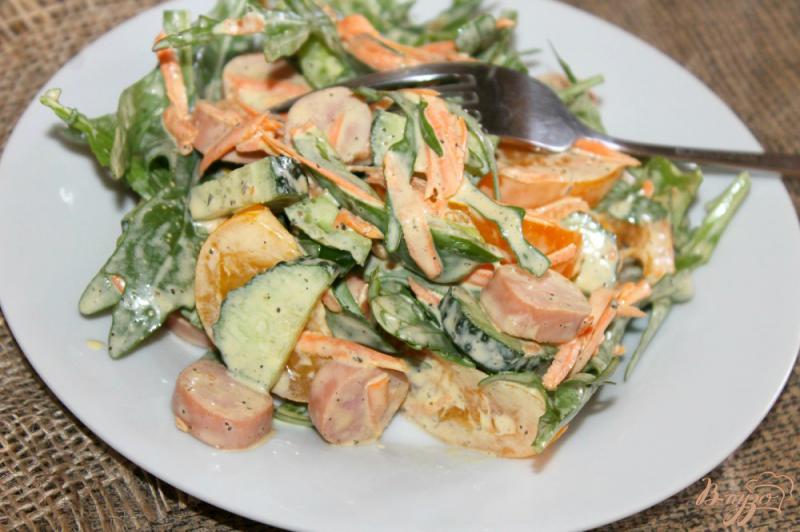 Фото приготовление рецепта: Салат с сосисками, помидорами и рукколой шаг №7