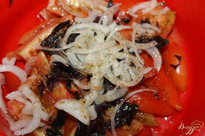 Фото приготовление рецепта: Помидорный салат со свежим базиликом и тертым пармезаном шаг №5