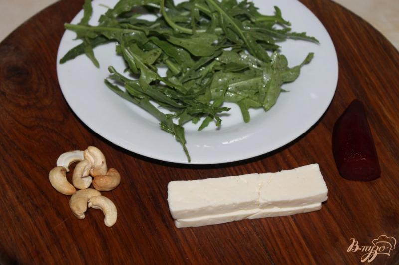 Фото приготовление рецепта: Салат со свеклой, брынзой и рукколой шаг №1