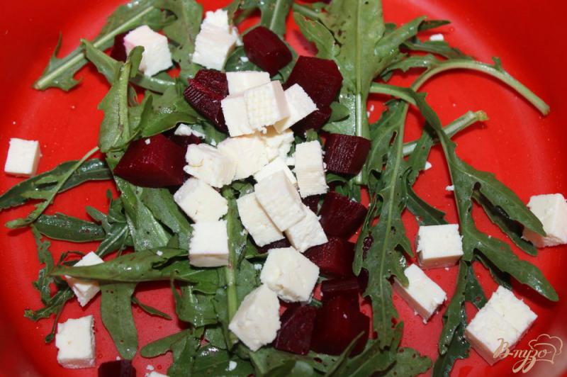 Фото приготовление рецепта: Салат со свеклой, брынзой и рукколой шаг №3