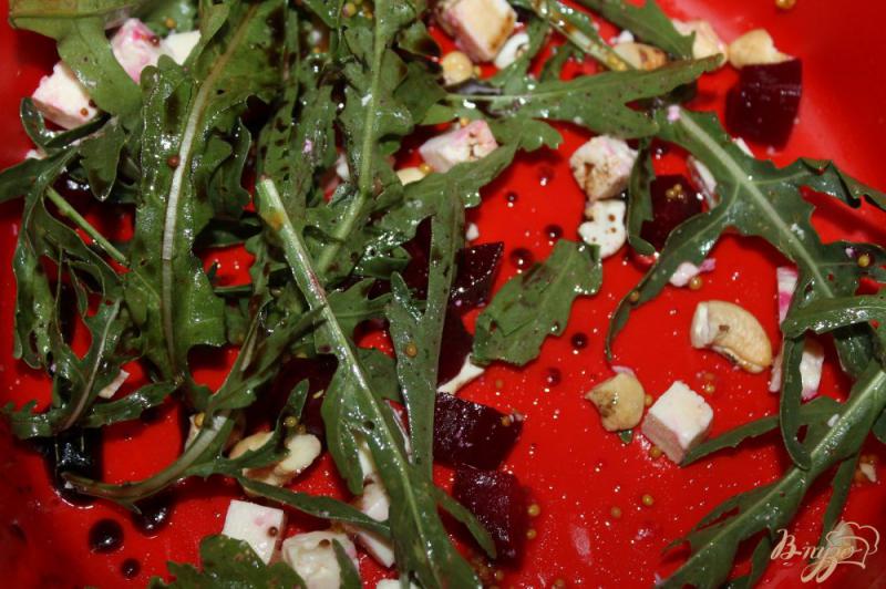 Фото приготовление рецепта: Салат со свеклой, брынзой и рукколой шаг №6