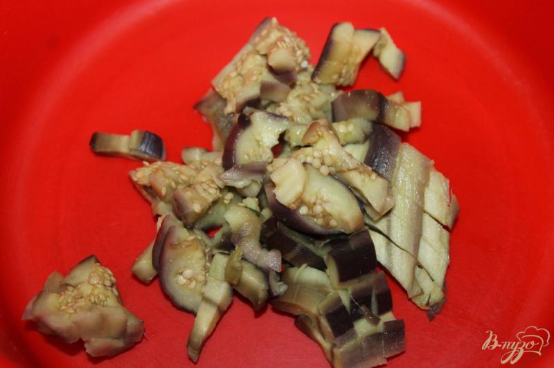 Фото приготовление рецепта: Салат с печеным баклажаном, помидорами и сыром Фета шаг №2