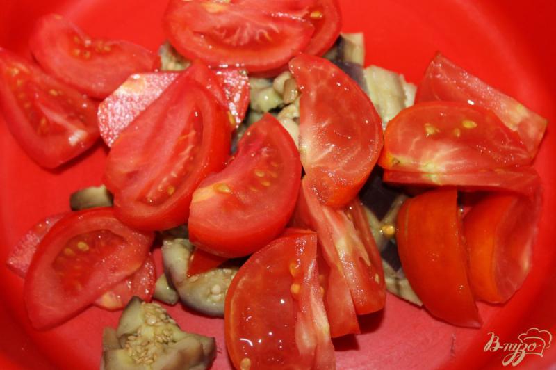 Фото приготовление рецепта: Салат с печеным баклажаном, помидорами и сыром Фета шаг №3