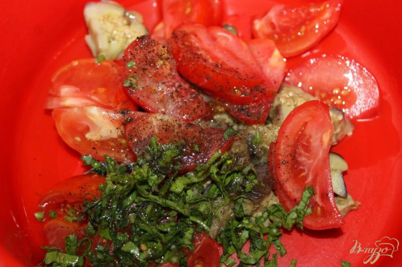 Фото приготовление рецепта: Салат с печеным баклажаном, помидорами и сыром Фета шаг №5