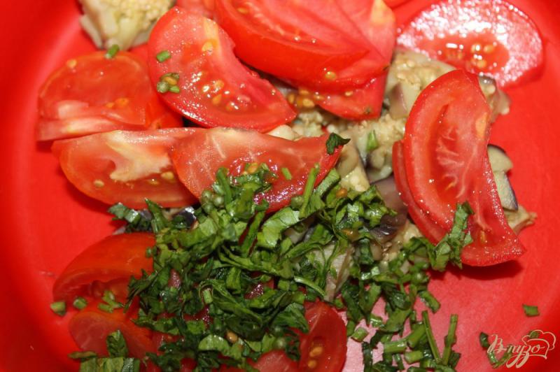 Фото приготовление рецепта: Салат с печеным баклажаном, помидорами и сыром Фета шаг №4