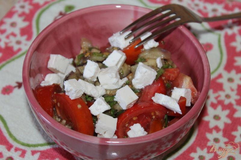 Фото приготовление рецепта: Салат с печеным баклажаном, помидорами и сыром Фета шаг №6