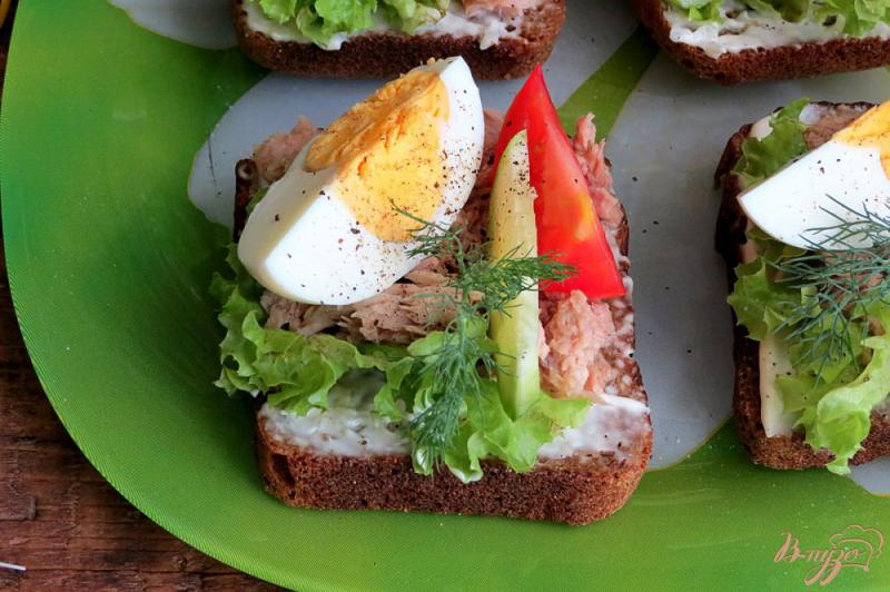 Фото приготовление рецепта: Бутерброды с тунцом, яйцом и овощами шаг №4