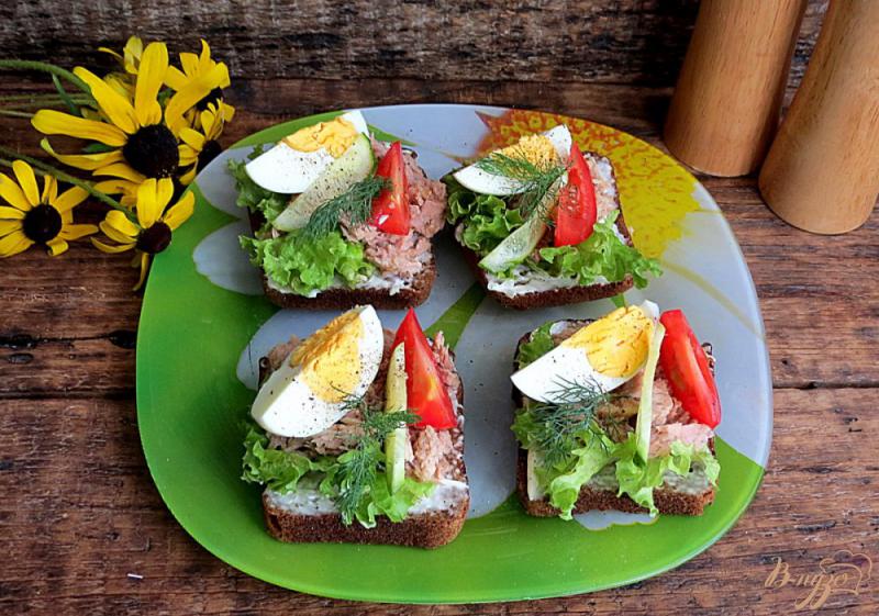 Фото приготовление рецепта: Бутерброды с тунцом, яйцом и овощами шаг №5