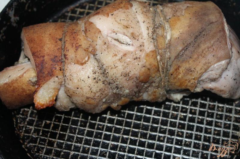 Фото приготовление рецепта: Рулет из свиной грудинки с чесноком и специями шаг №6