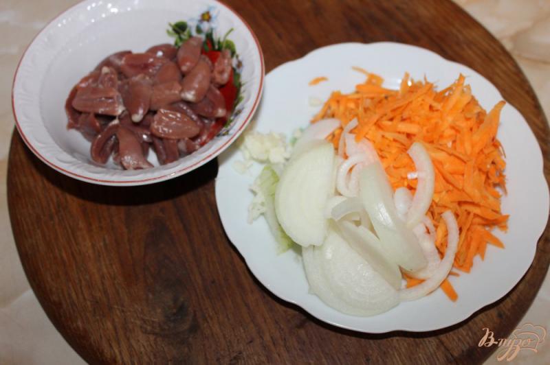 Фото приготовление рецепта: Тушенные куриные сердечки с морковью в сырном соусе шаг №2